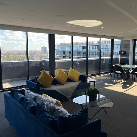 The Kinson Hotel Melbourne Eksteriør billede The living room of a three-bedroom apartment