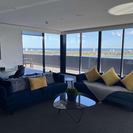 The Kinson Hotel Melbourne Eksteriør billede The living room of a three-bedroom apartment at The Beacon