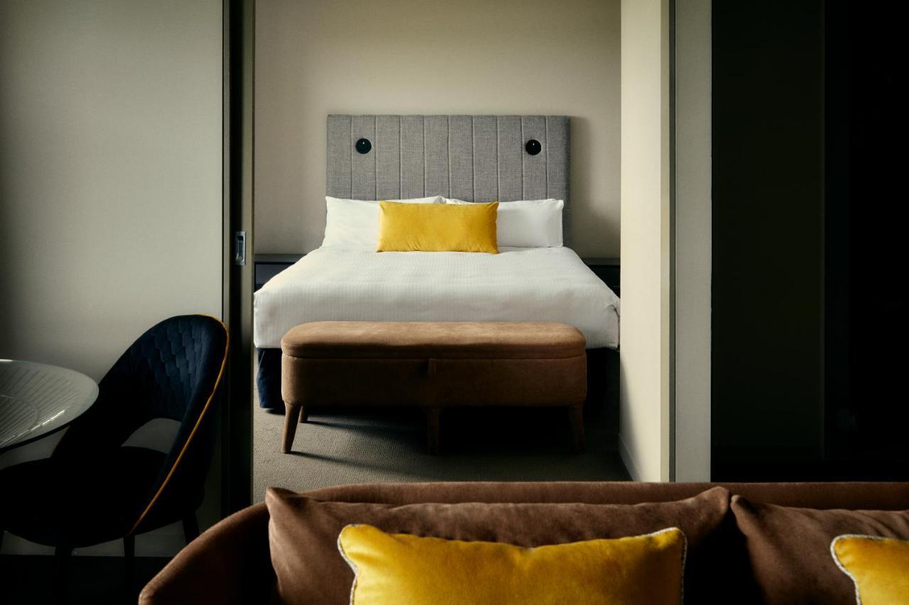 The Kinson Hotel Melbourne Eksteriør billede A bedroom at the hotel