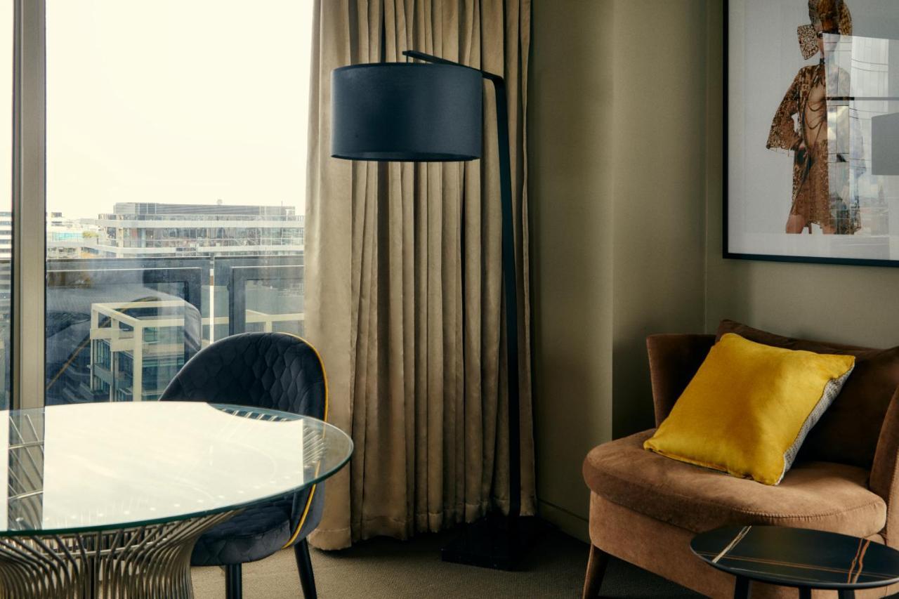 The Kinson Hotel Melbourne Eksteriør billede A floor lamp