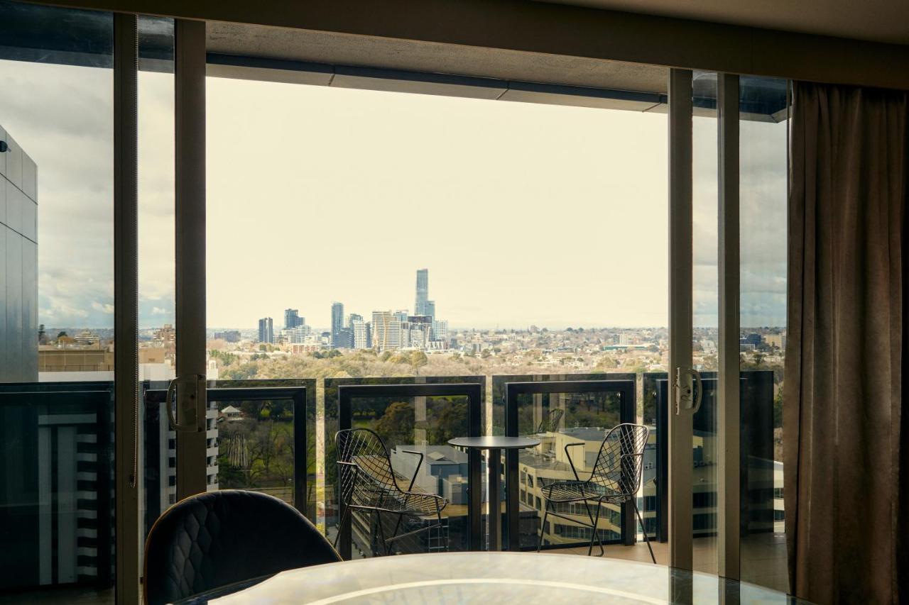 The Kinson Hotel Melbourne Eksteriør billede View from a typical apartment
